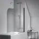 Duschsystem von Ideal Standard mit verchromtem Rohrsystem und Handbrause, montiert über einer Badewanne. Wand mit minimalistischem Design und Duschtasse.